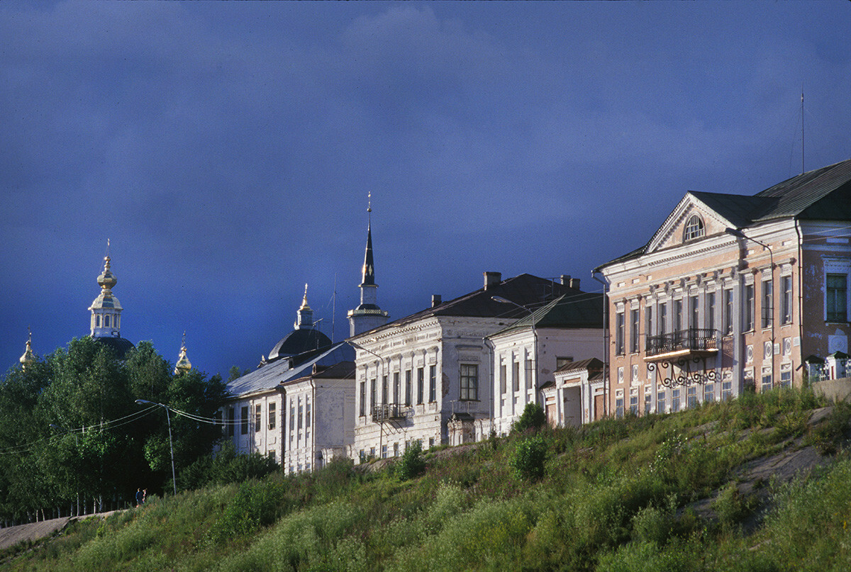 Velikij Ustjug. Argine del fiume Sukhona con le vecchie case dei ricchi mercanti. A destra: il palazzo di Grigorij Usov (fine XVIII secolo). 26 luglio 1996
