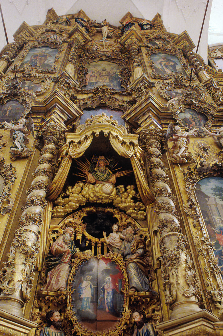 Il Monastero della Trinità-Gleden. Iconostasi della Cattedrale della Trinità. Al centro, la Porta Reale. In alto, la statua in legno di Cristo sulla croce. 27 luglio 1996