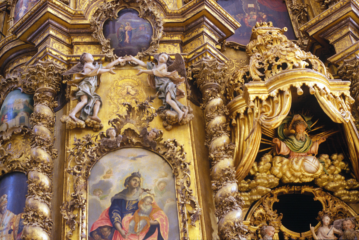 Il Monastero della Trinità-Gleden. Iconostasi della Cattedrale della Trinità. Il baldacchino della Porta Reale. A sinistra, l’icona della Vergine Maria con Cristo Bambino. 23 luglio 1998