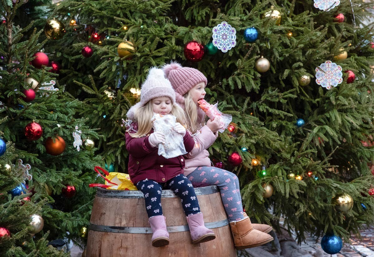 Bambini ai mercatini di Natale in Piazza Rossa