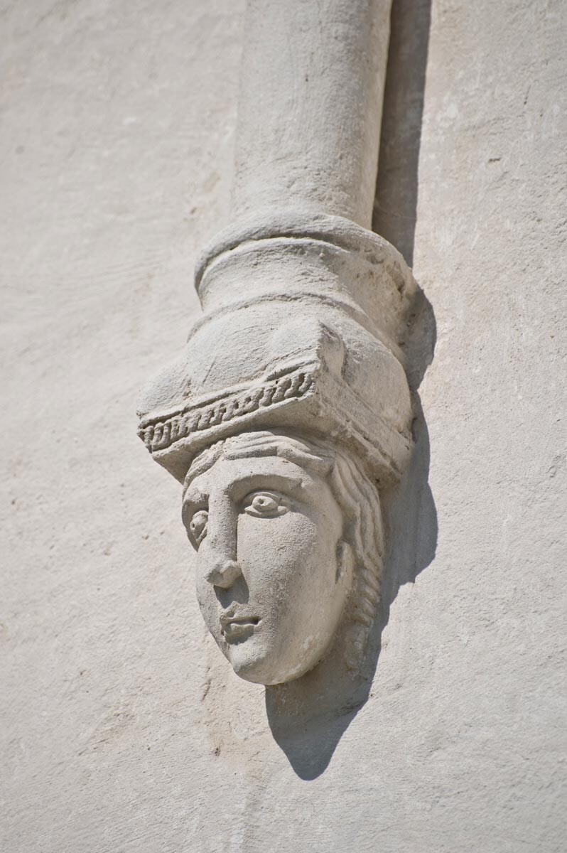 Църква Покров на Нерл. Западна фасада, аркадна фризова колона, поддържана от конзолен блок с изваяна женска глава.