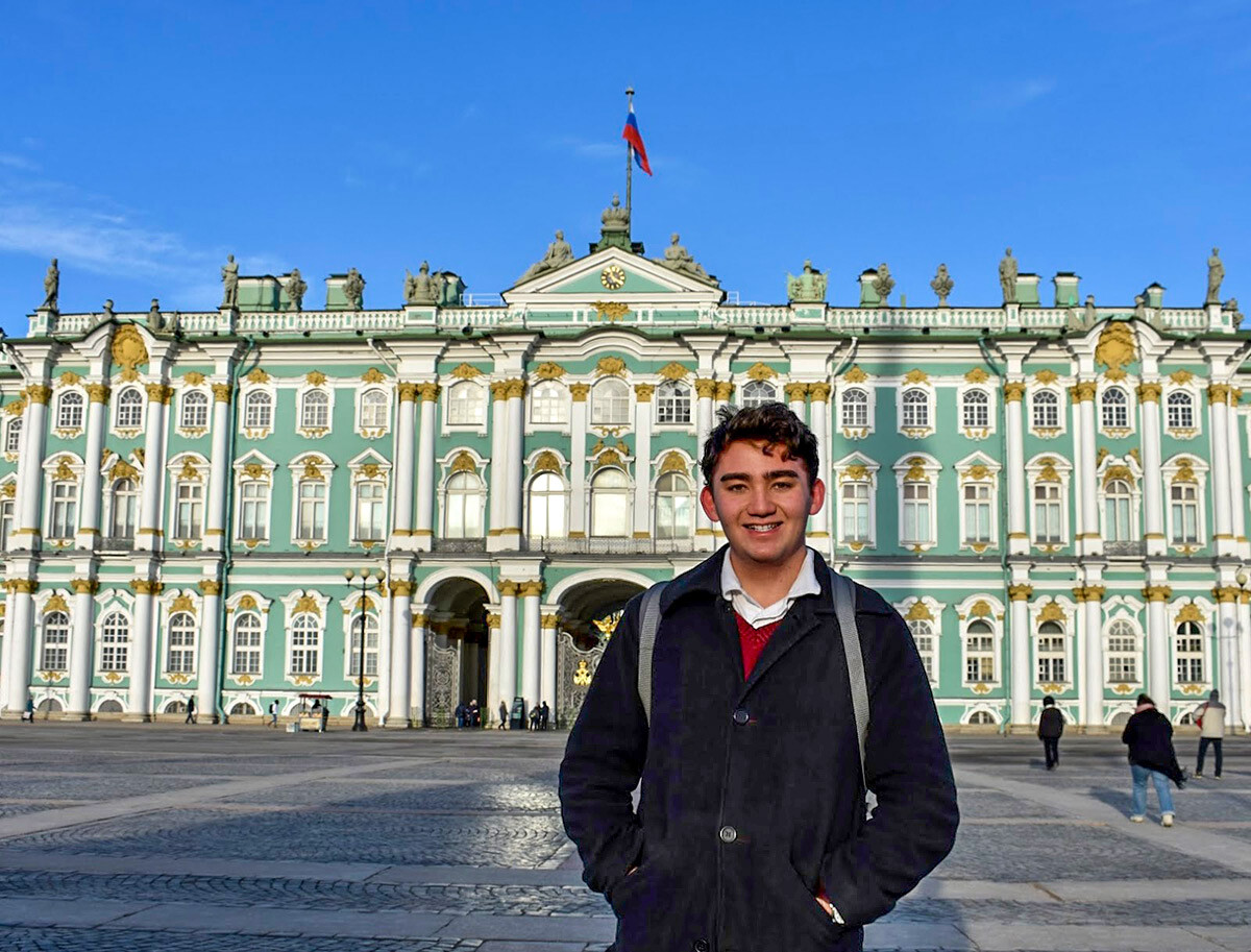 In front of the Hermitage in St-Petersburg.