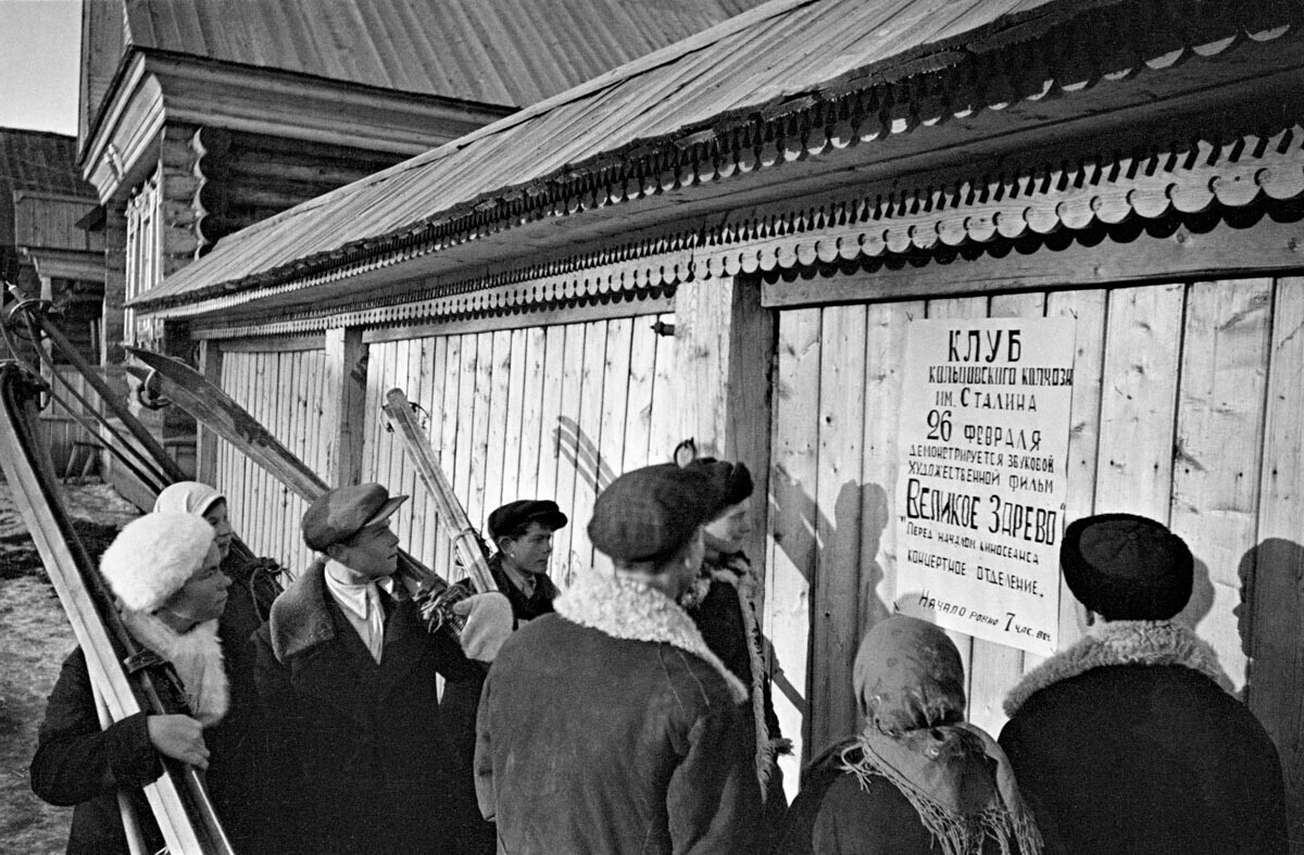 Dekat klub desa di desa Koltsovka di pertanian negara bagian Stalin. Chuvashia, 1940.

