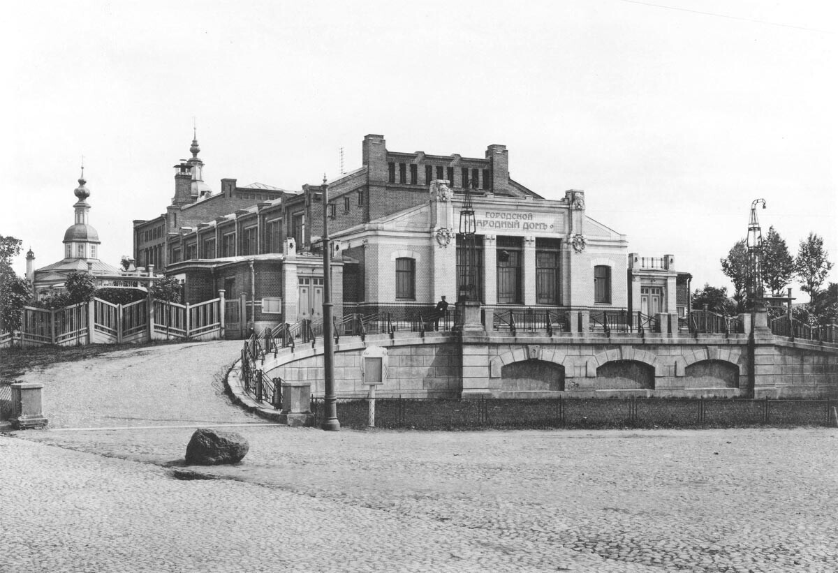 Moskow, Rumah Rakyat Vvedensky di Lapangan Vvedenskaya (sekarang Lapangan Zhuravlev), 1910—1915.