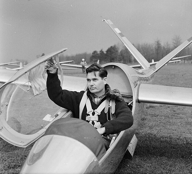 El piloto húngaro György Petróczy subido a un A-15