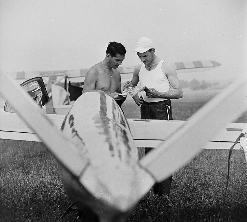 Los pilotos húngaros Kornél Tury y György Petróczy junto a un A-15. Obsérvese la cola en V.