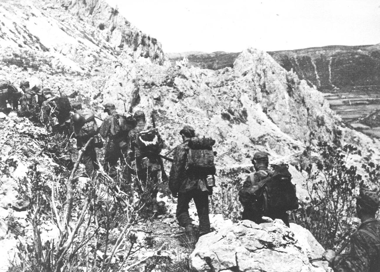 Soldados del 105º batallón de reconocimiento de las SS en su camino de Bosansko-Hrahovo a Drvar, 26 de mayo de 1944