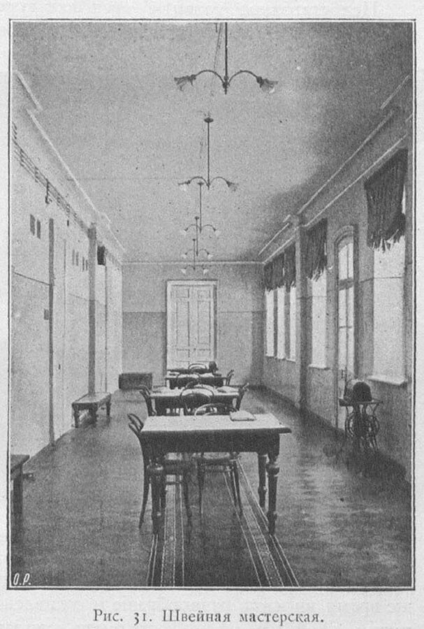 Ruang bengkel menjahit di bangsal perempuan, 1904-1906.