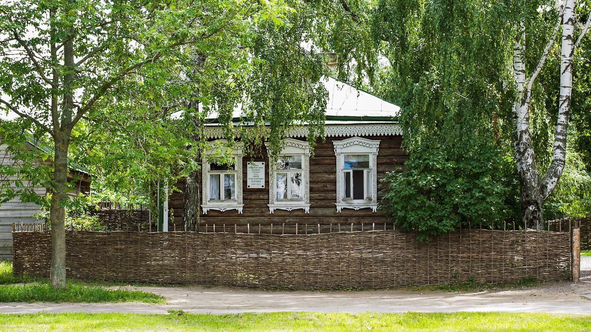 Rumah kecil Yesenin di Konstantinovo.