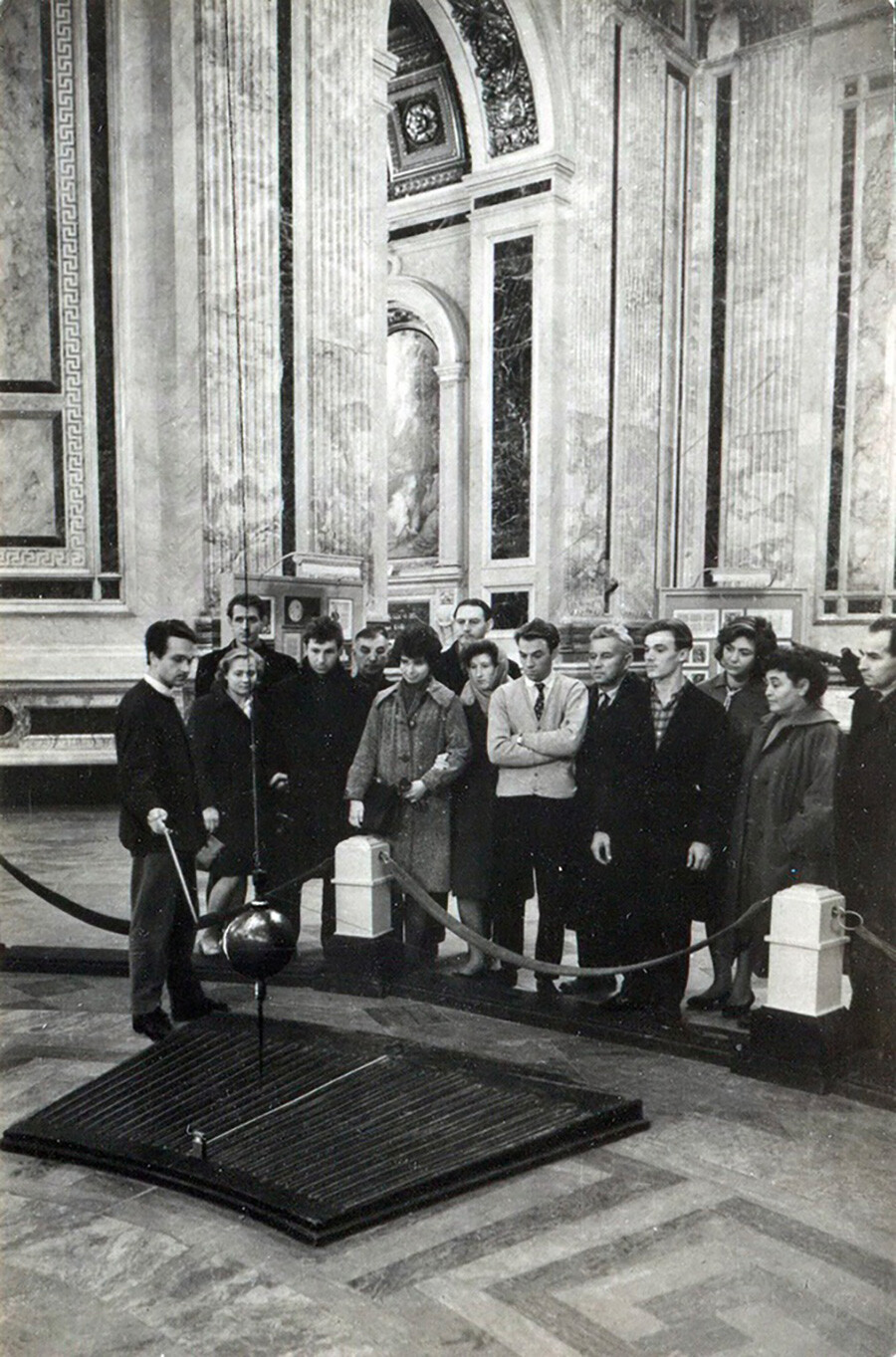 Demostración del experimento del péndulo de Foucault en el Museo de la Catedral de San Isaac, años 1960