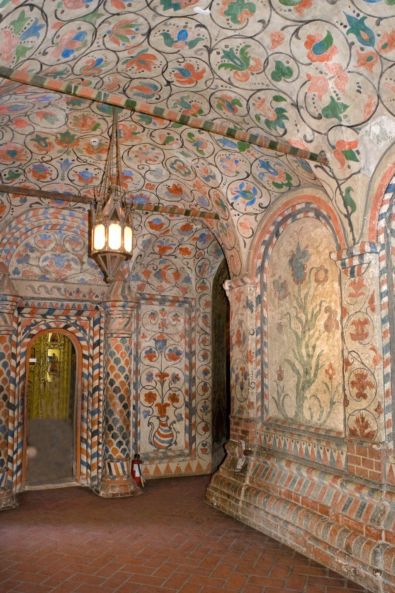  Свети Василий, интериор. Северен откъс на галерията, аспект към църквата Св. Григорий. 