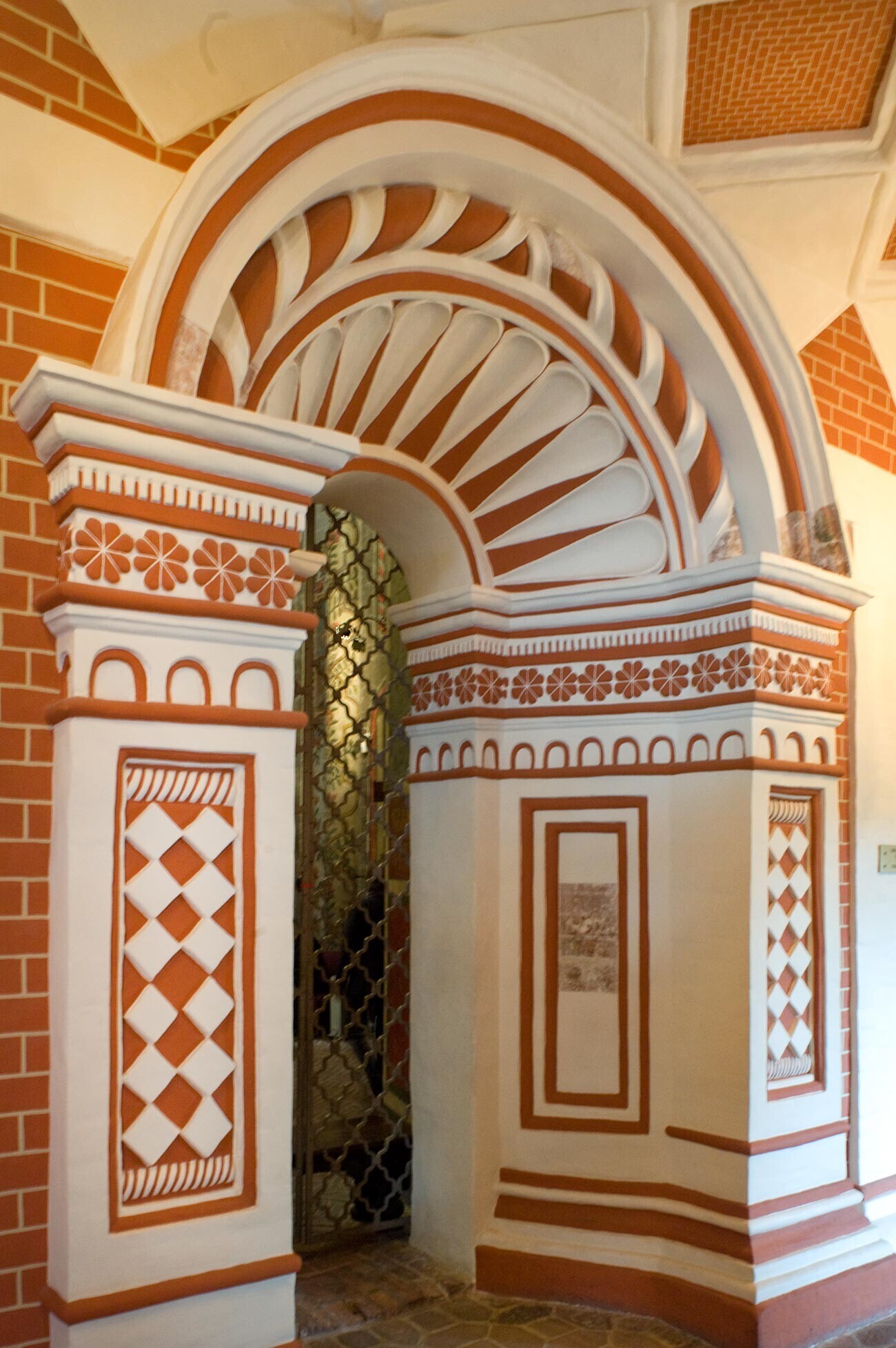  Свети Василий, Покровска черква. Главен (западен) портал. 