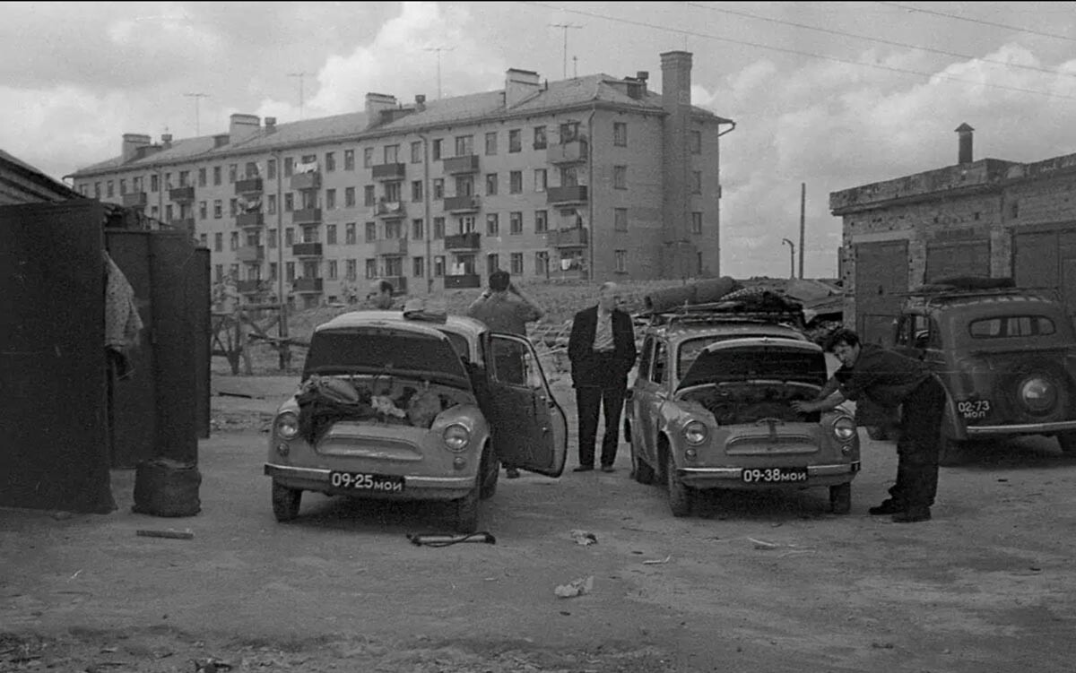 Stare garaže na mestu današnje podzemne postaje Vladikino v Moskvi, 1961-1964.