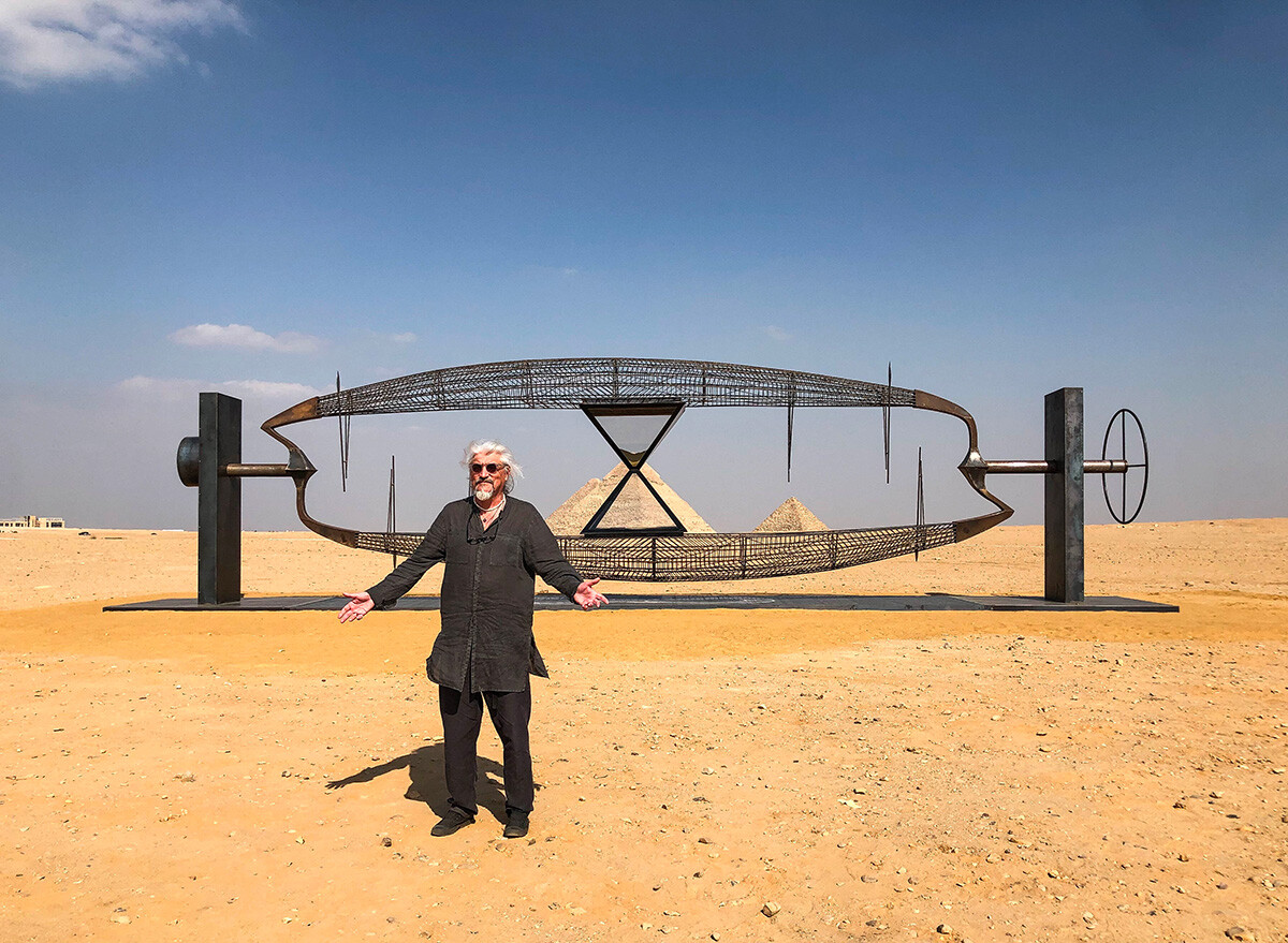 L'artiste russe Alexandre Ponomarev et son installation Ouroboros en Egypte