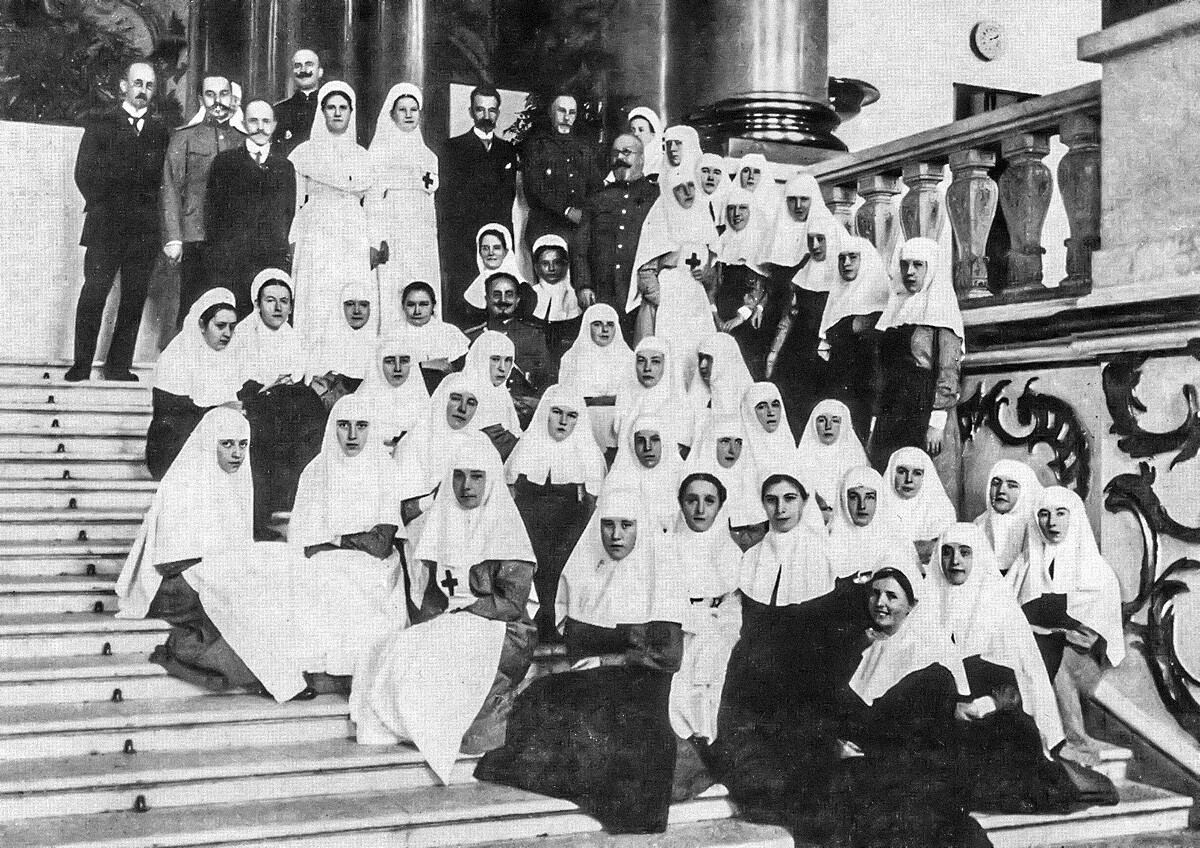 Ärzte und Krankenschwestern posieren im Palast. 