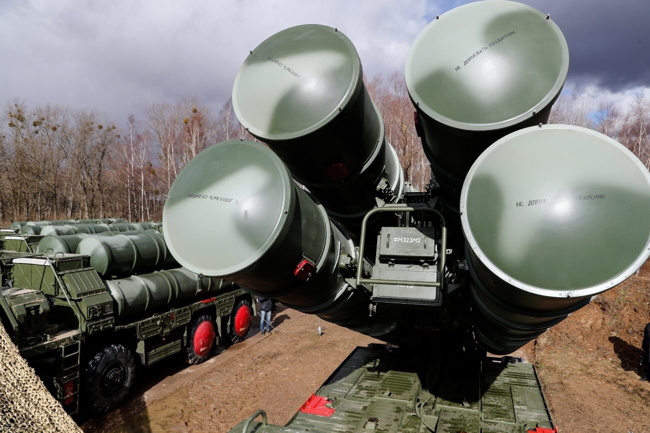 Борбене посаде ПВО система С-400 „Тријумф“ на борбеном дежурству чувања ваздушних граница Калињинградске области.