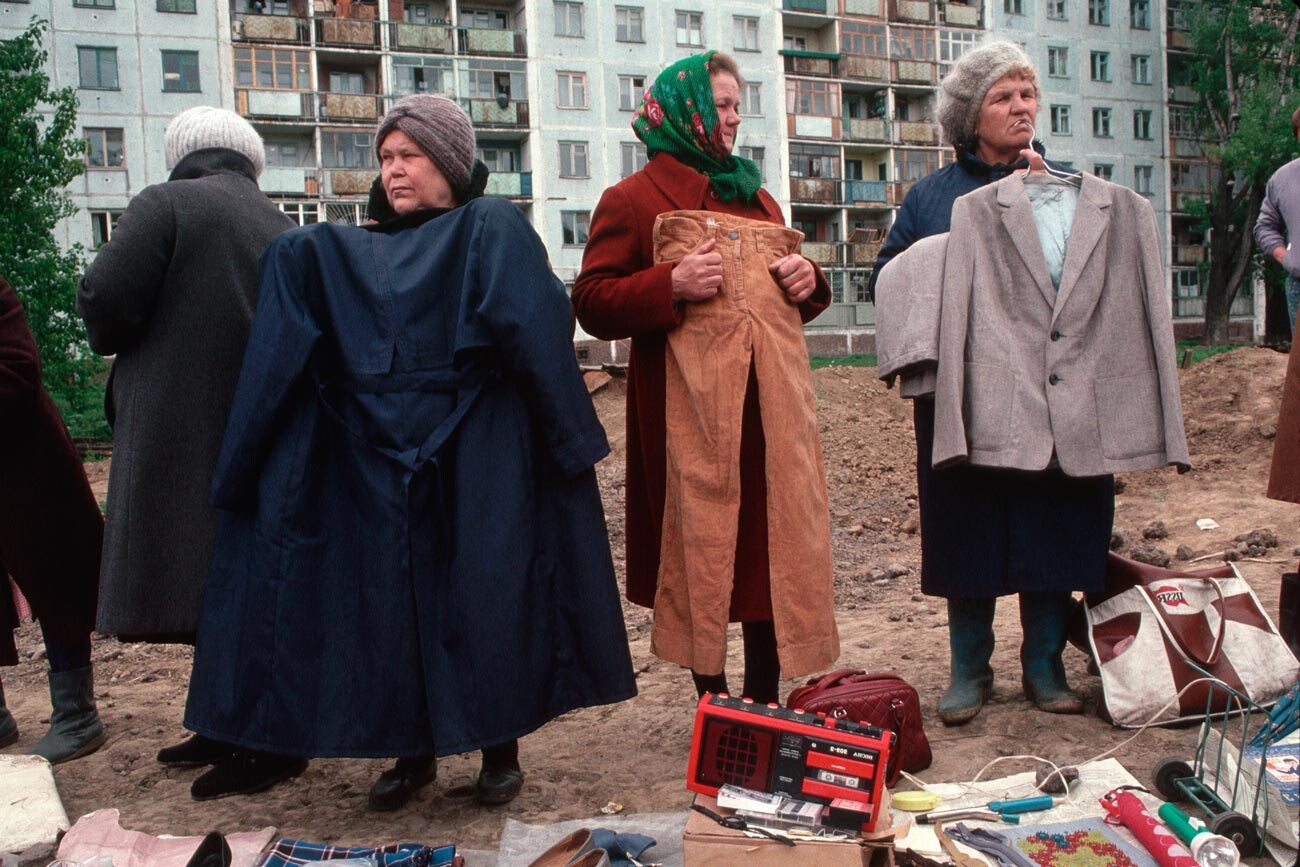 シベリア出身の女性たちはお金を稼ぐために雑品を売っている。