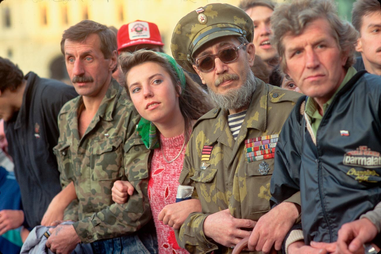 ソ連8月クーデターの後、赤の広場で手をつないでいるデモ参加者、1991年9月