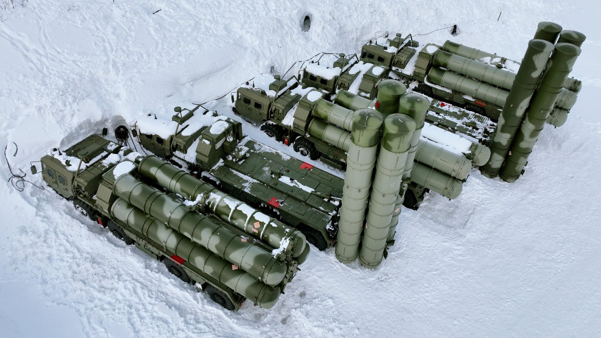 Zenitni raketni sistem S-400 Triumf Ruske mornarice v Murmanski regiji. S-400 Triumf je sposoben hkrati najti in napadati več deset ciljev na razdalji več sto kilometrov.