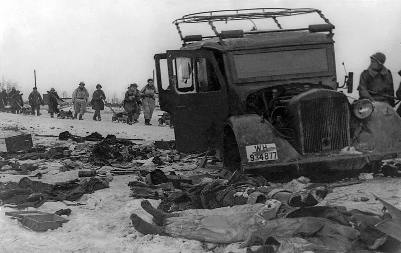 Подбитый немецкий штабной автомобиль под Ленинградом.