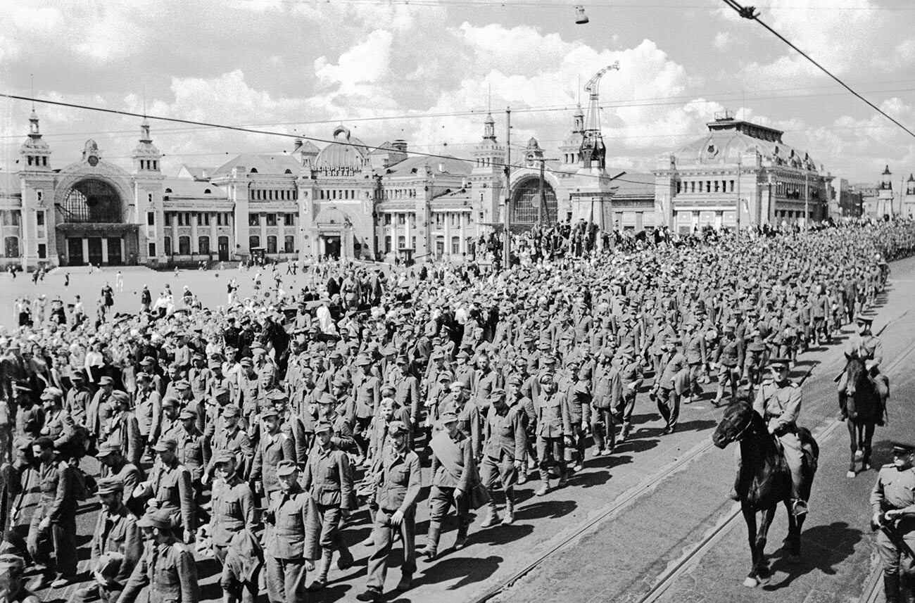 Колонна пленных немецких солдат и офицеров идет, конвоируемая советскими воинами, по улицам Москвы.