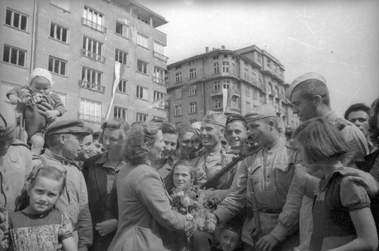 Жители Софии приветствуют советских воинов.