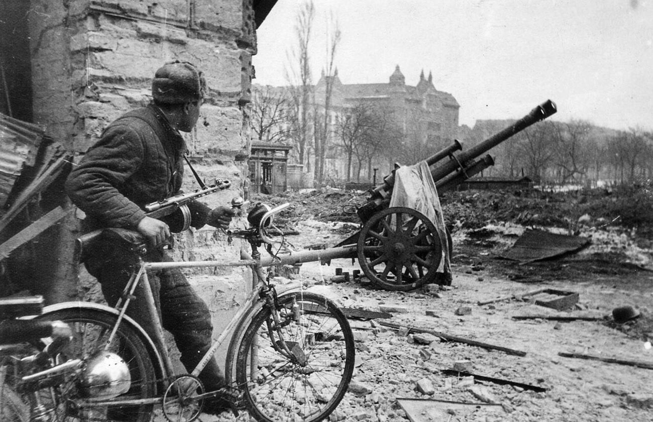 Советские войска в Будапеште.