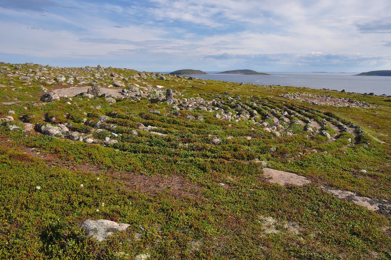 Drugi neolitski labirint na otoku Olešin, arhipelag Kuzova, Belo morje, Rusija.
