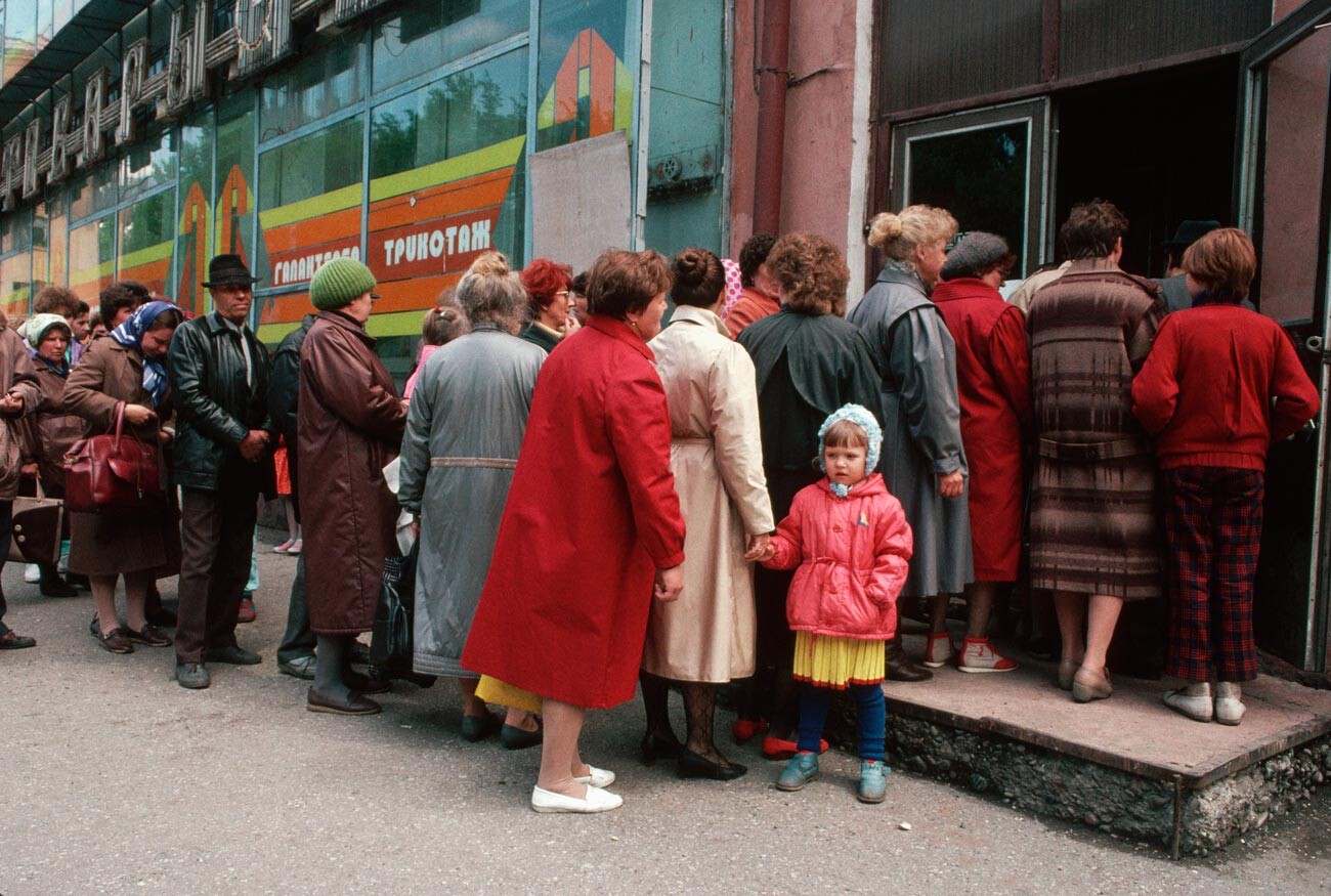 Siberiani in fila fuori da un negozio