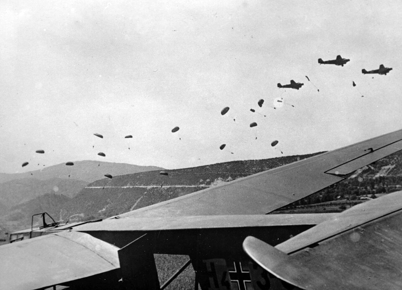 Нацистката пропагандна снимка показва 500-ти SS-парашутен батальон по време на атаката на град Дрвар в Югославия.