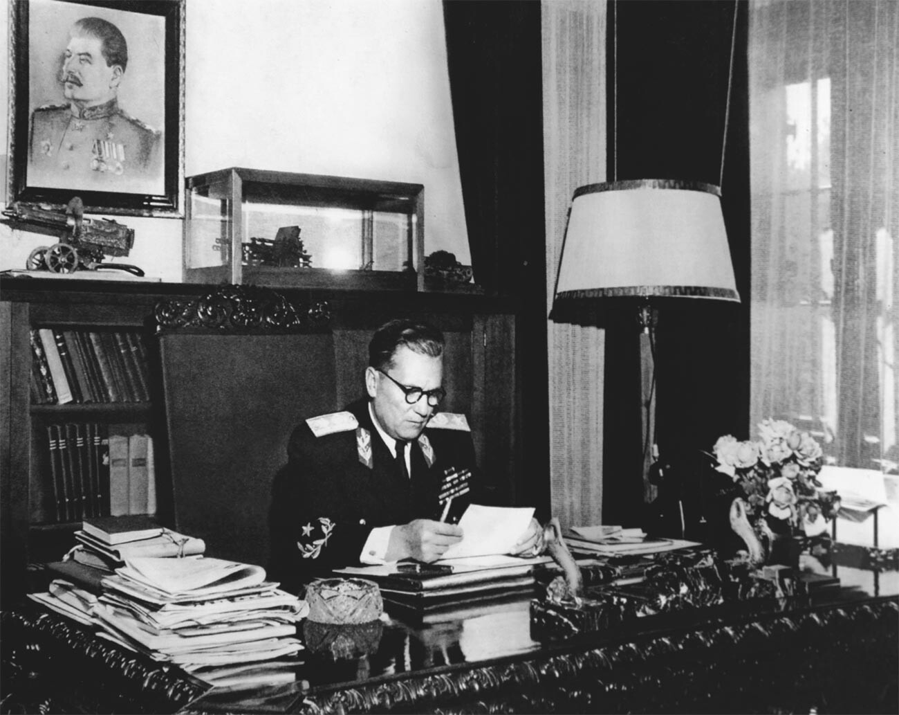 Югославският лидер маршал Йосип Броз Тито в кабинета си, Белград, Югославия, 1946-1947