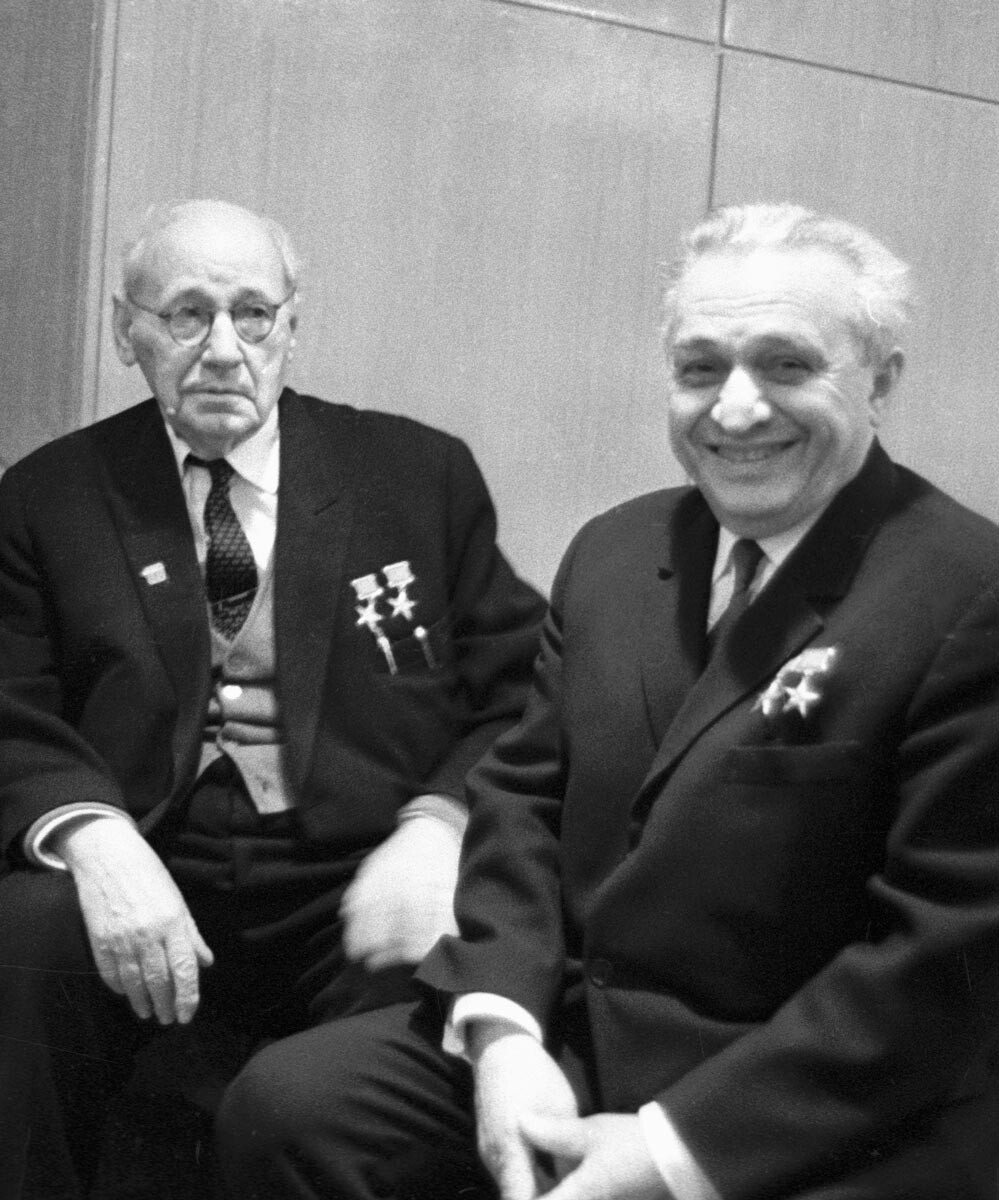 Los diseñadores de aviones Andréi Túpolev y Artem Mikoyan (de izquierda a derecha), 1968 