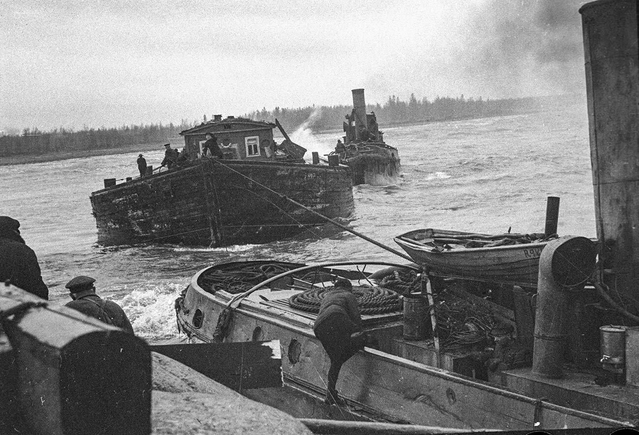Boote liefern auf dem Ladogasee Lebensmittel in die belagerte Stadt Leningrad.