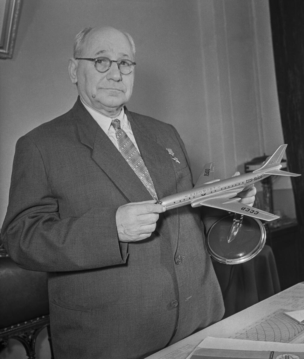 Membro pleno da Academia de Ciências da URSS, projetista de aeronaves Andrei Nikolaevitch Tupolev em seu escritório, 1957