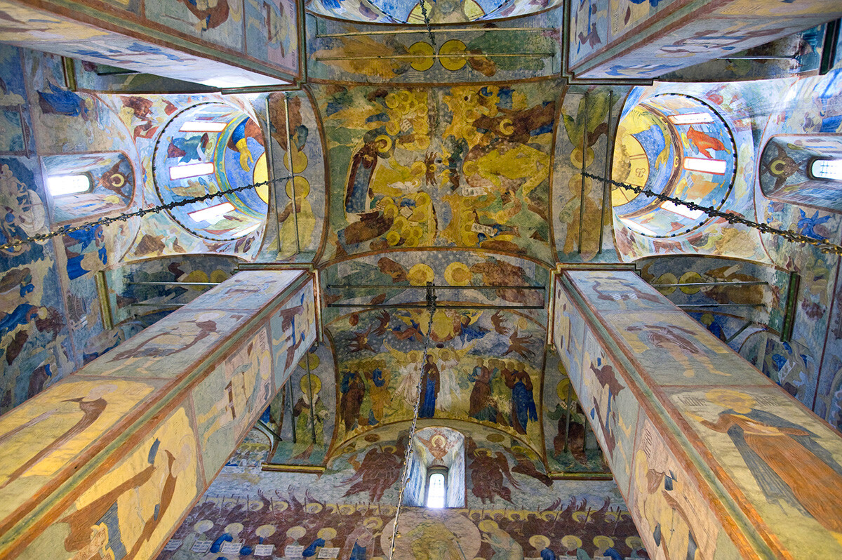 Cattedrale di Santa Sofia. Cupole occidentali e volta del soffitto con affreschi della Dormizione, Discesa agli inferi e Ascensione. 20 luglio 2011