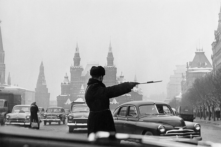 モスクワの赤の広場を走る自動車