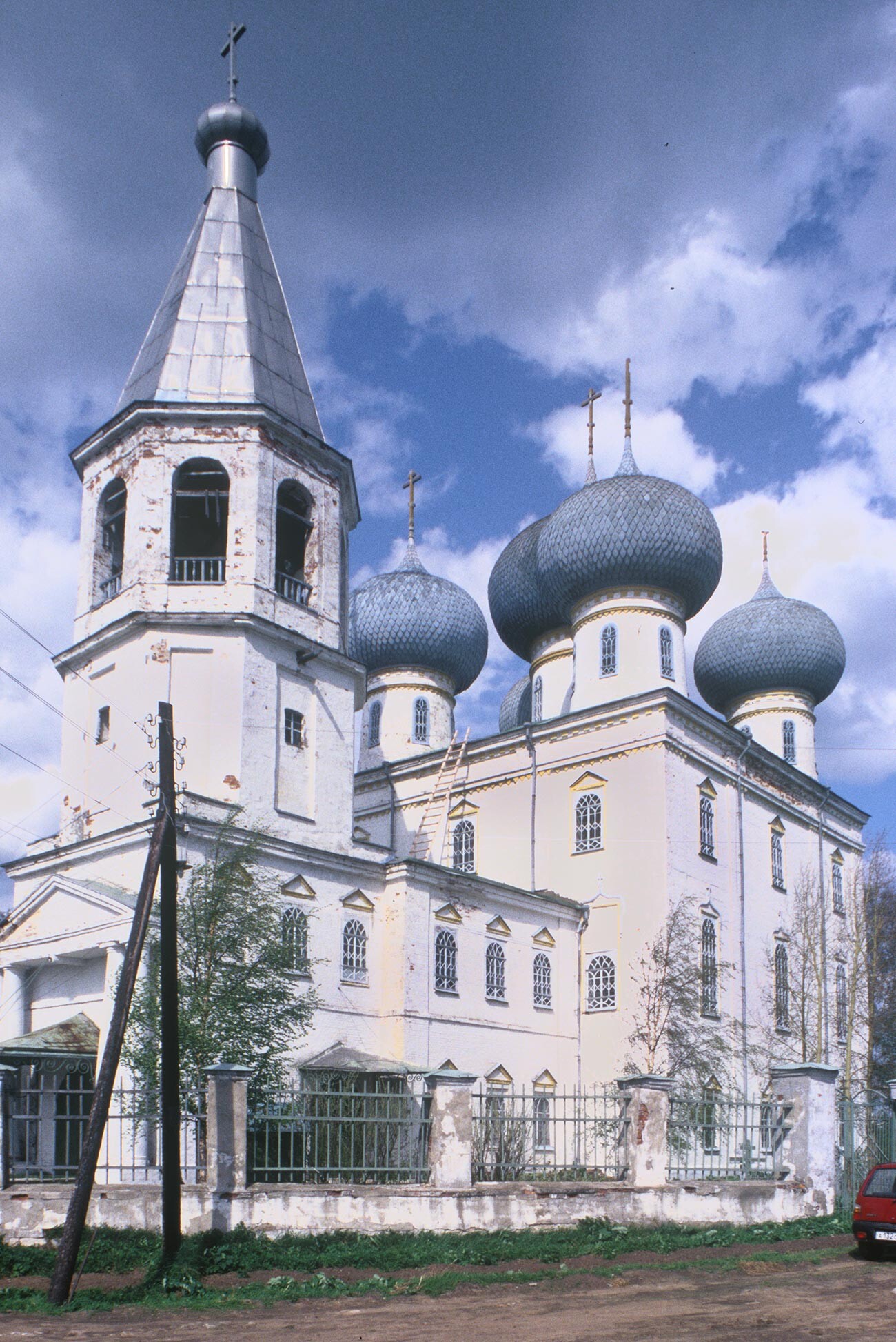 Zaostrovye. Bell tower & Church of the Purification. Southwest view. June 10, 1998