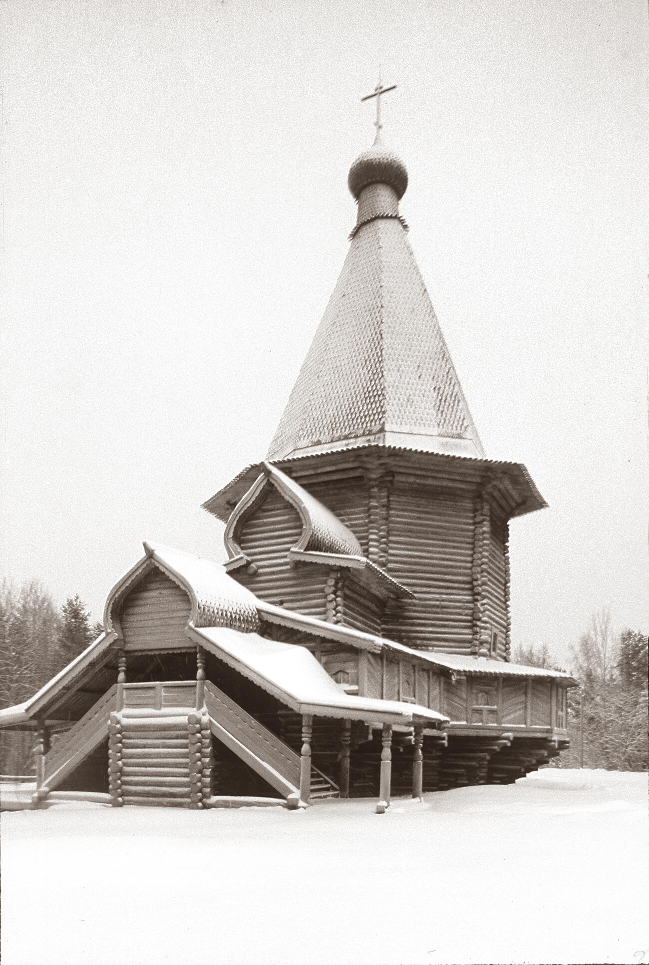 Malye Korely (open air museum near Arkhangelsk). Log Church of St. George from village of Vershina. Southwest view. December 30, 1998