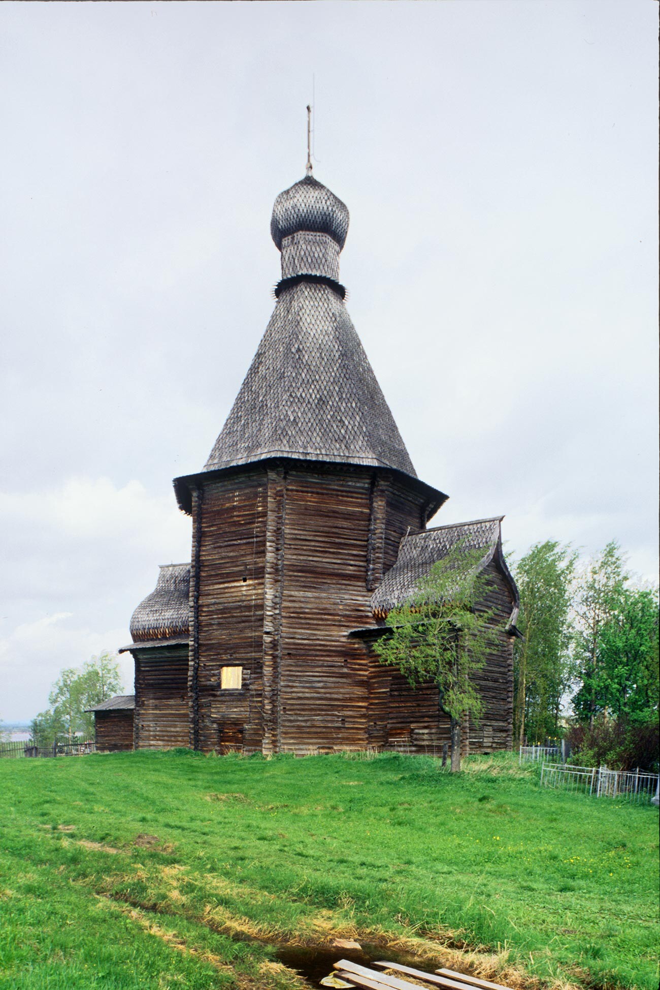 Liavlia. Church of St. Nicholas. Southeast view, with sliver of Northern Dvina River at lower far left. June 9, 1998
