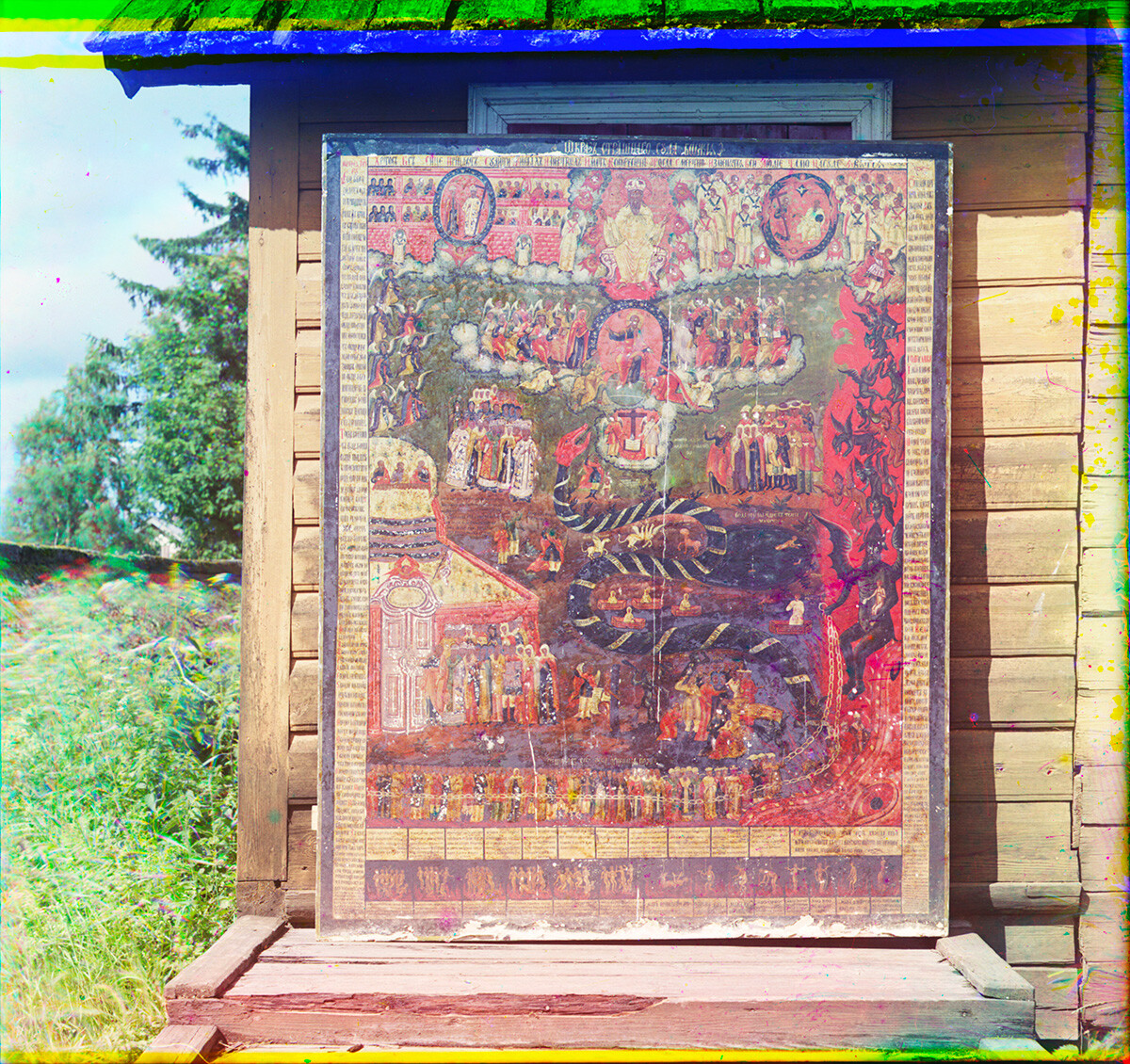 Pueblo de Pidma. Panel pintado del Juicio Final. Fondo: pórtico de la Iglesia de la Transfiguración (destruida en 1942). Verano de 1909