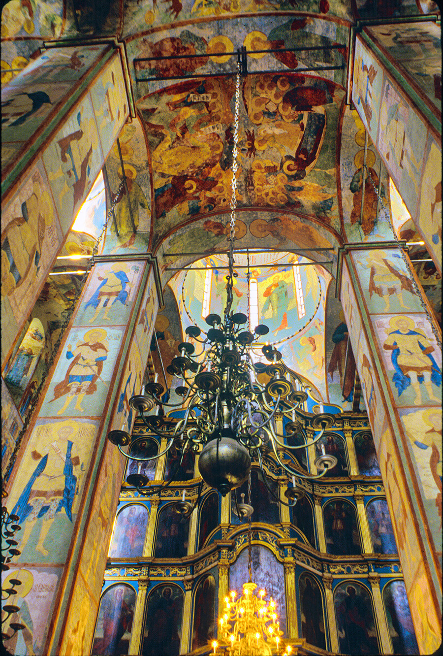 Catedral de Santa Sofía. Vista este con los pilares centrales y la pantalla de iconos. 24 de julio de 1996