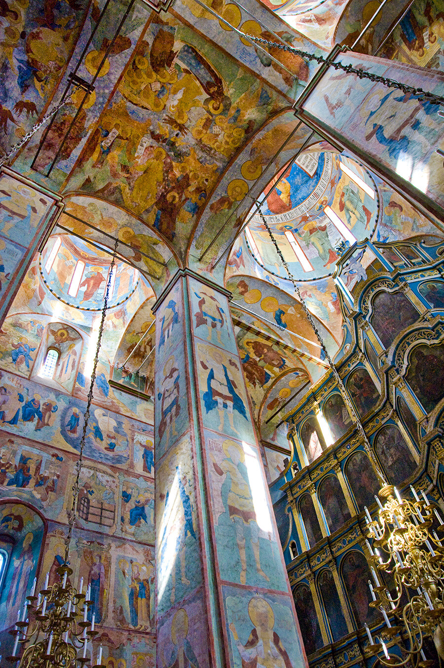 Catedral de Santa Sofía. Vista noreste con pantalla de iconos; bóveda del techo con frescos de la Dormición de la Virgen y el Descenso de Cristo a los Infiernos. 20 de julio de 2011
