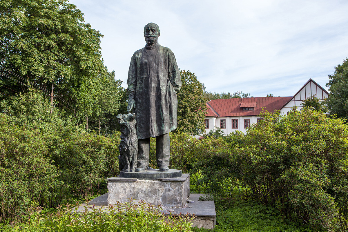 Monumento a Pávlov y su perro en Koltushi
