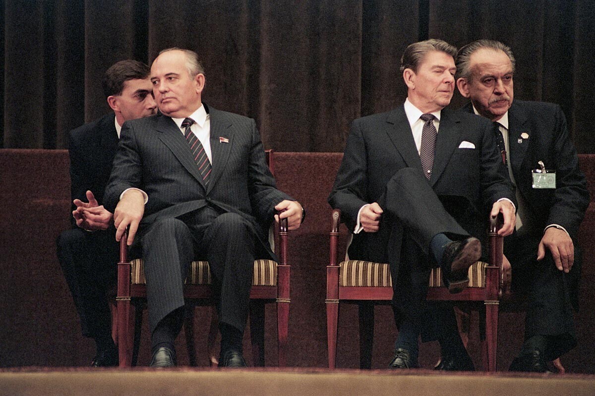 Pemimpin Soviet Mikhail Gorbachev dan Presiden AS Ronald Reagan pada upacara penutupan KTT Jenewa.