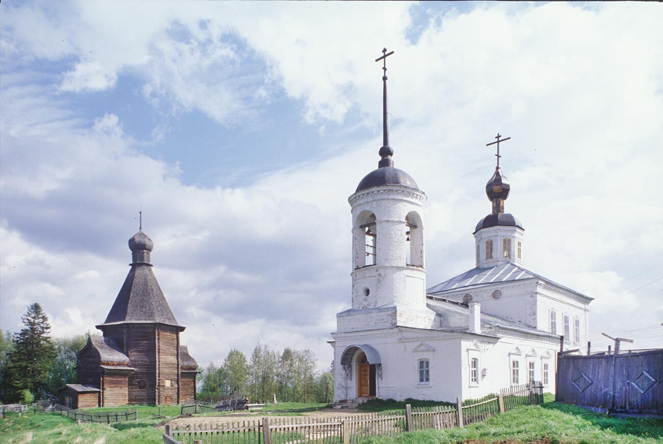 Villaggio di Liavlia (Khorkovo). Chiesa in legno di San Nicola (a sinistra) e Chiesa della Dormizione della Vergine. Vista sud-ovest. 9 giugno 1998