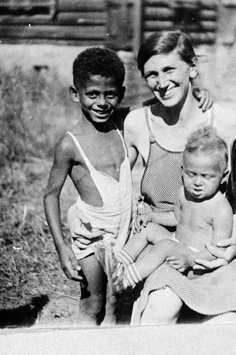 Vera Aralova Patterson with her sons James (L) and Tom 