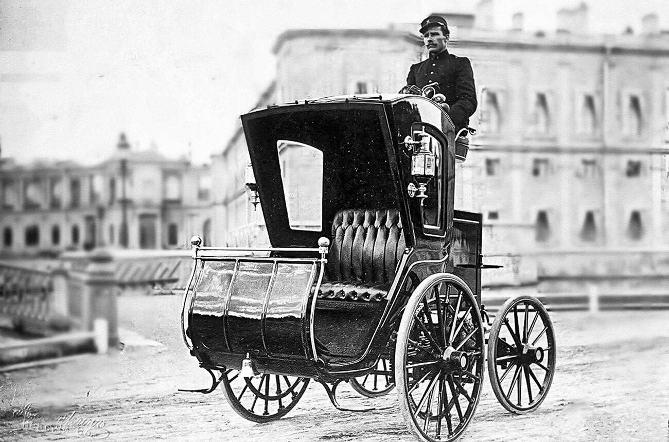 Ippolit Vladimirovič Romanov u električnom automobilu s otvorenim putničkim salonom. 