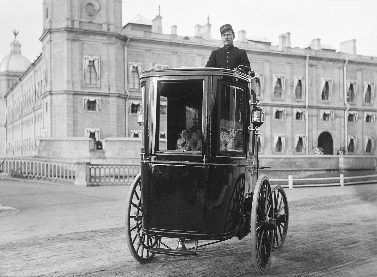 Romanov em automóvel elétrico com salão coberto para passageiros.