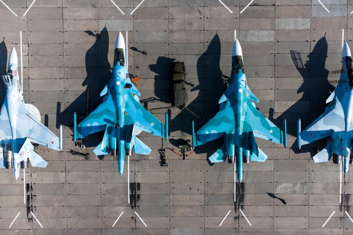Dari kiri ke kanan: pesawat pengebom garis depan Su-24, pesawat tempur Su-30SM, dan pesawat pengebom tempur Su-34.