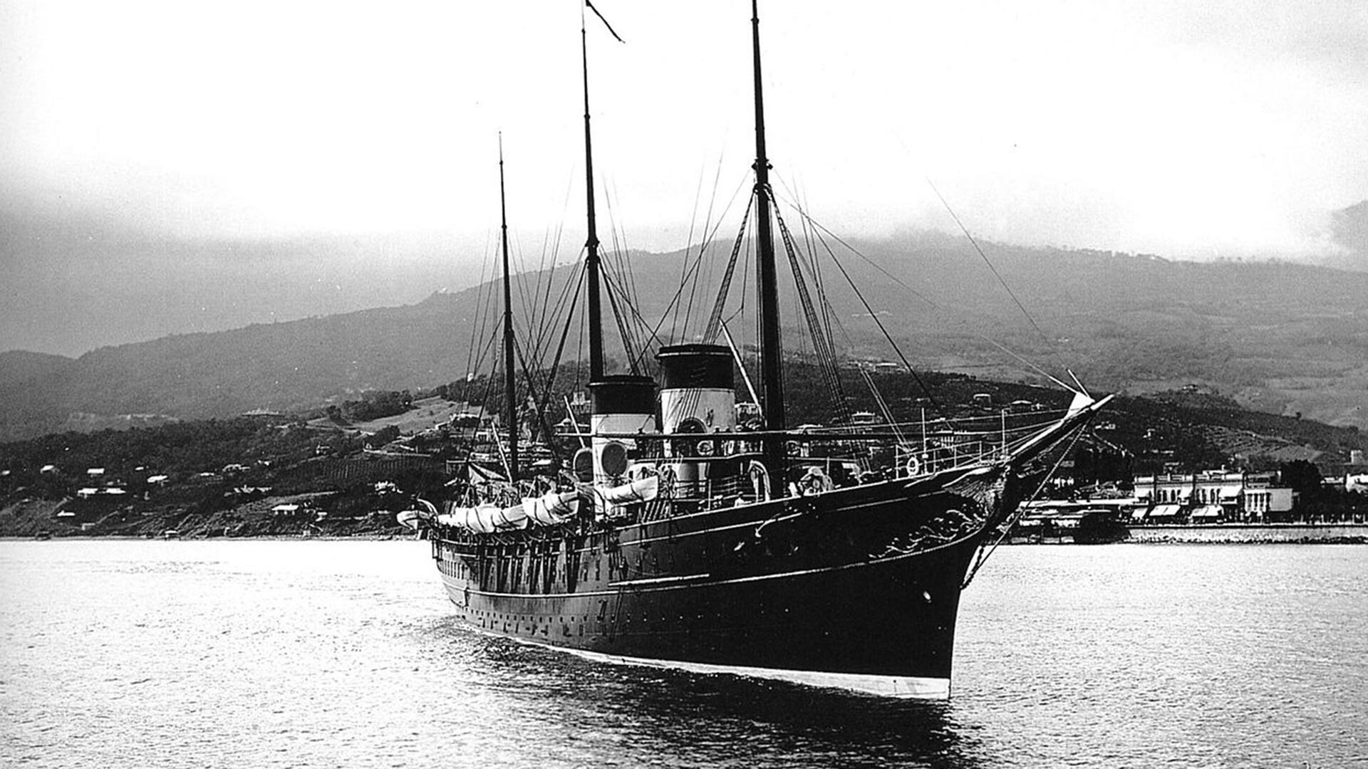 Die kaiserlich-russische Yacht Standart (1893-1961), vor der Küste der Krim, in der Nähe von Jalta, im Jahr 1898.